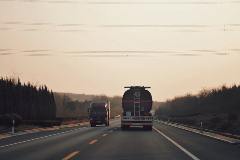 Kit MOPP: o que é, o que diz a NBR 9735 e por que ele é obrigatório no transporte de produtos perigosos